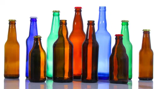 Bottiglie di birra in vetro ambrato con tappo